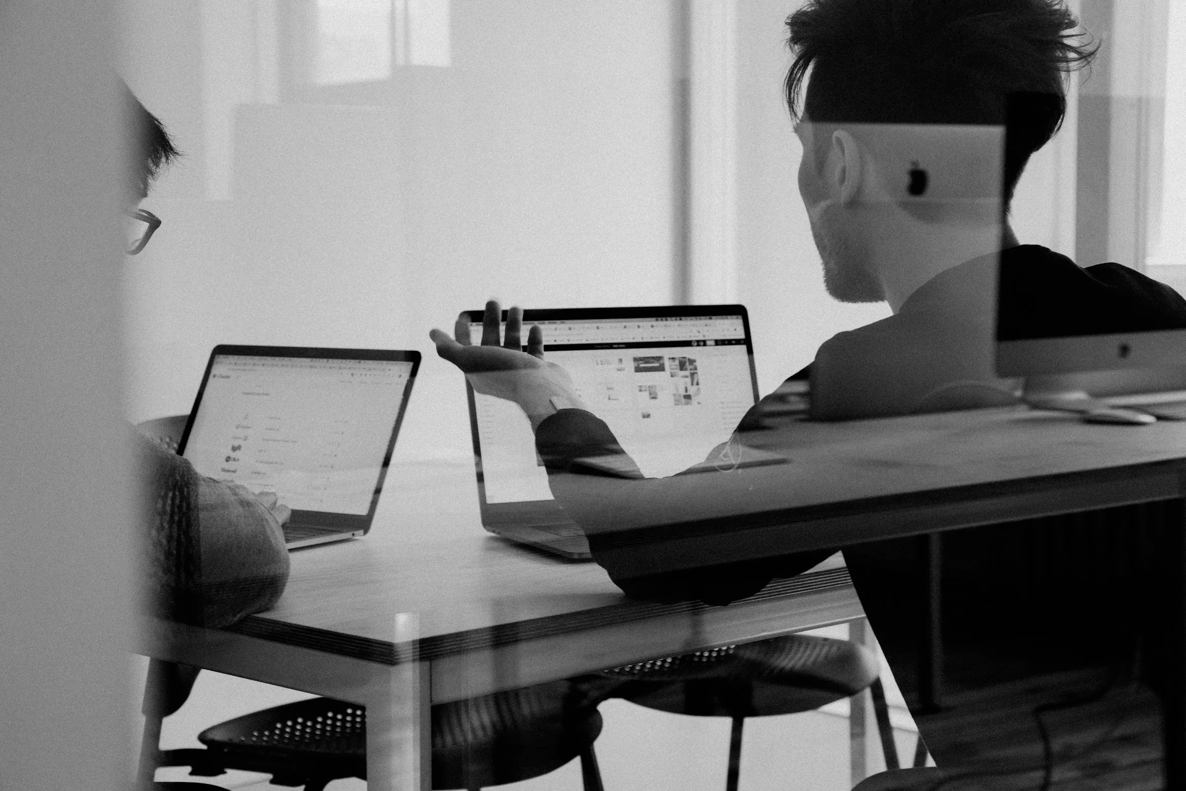 Beratungssituation am Laptop als Symbol für Webkonzept, SEO und digitale Umsetzung